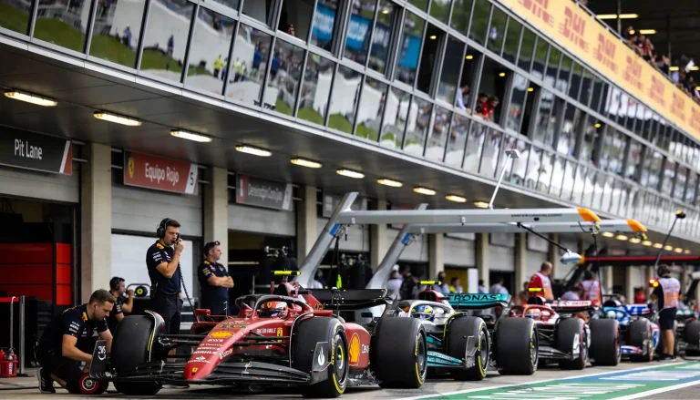 Varios equipos de Fórmula 1 alineados en el pit lane durante los entrenamientos