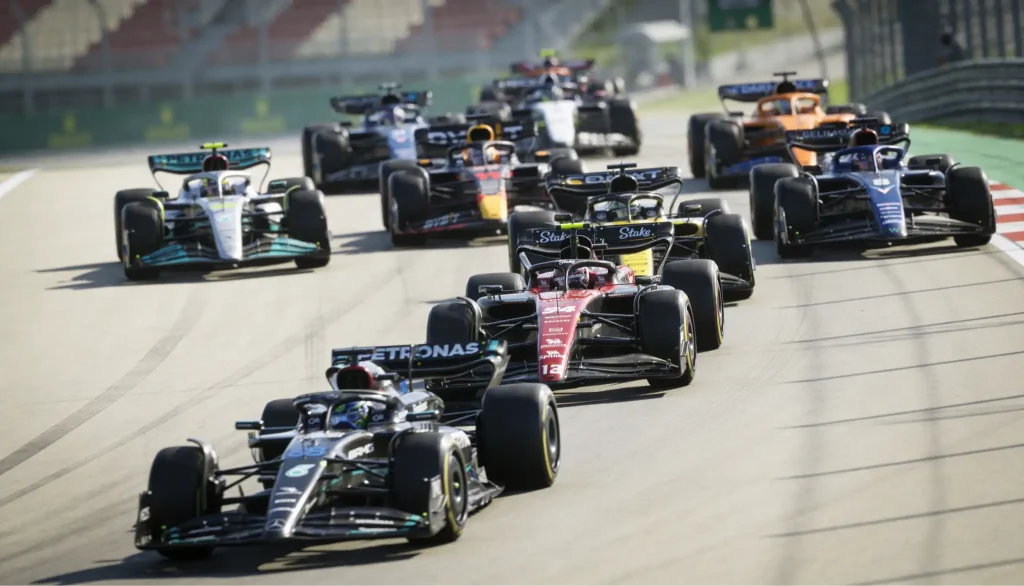 Largada de una carrera Sprint de Fórmula 1 con varios monoplazas acelerando