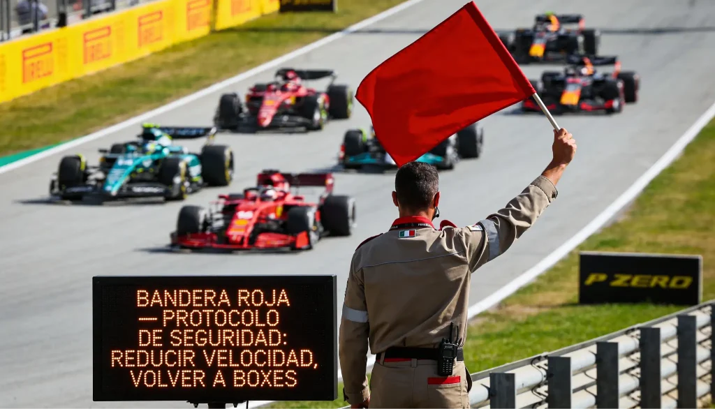 Bandera roja en un circuito de Fórmula 1 señalizando una interrupción de carrera