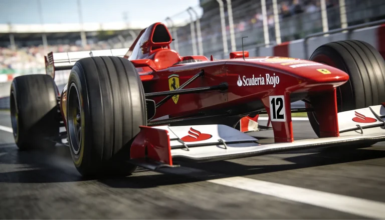 Monoplaza rojo de Ferrari en pista de Fórmula 1 durante una carrera